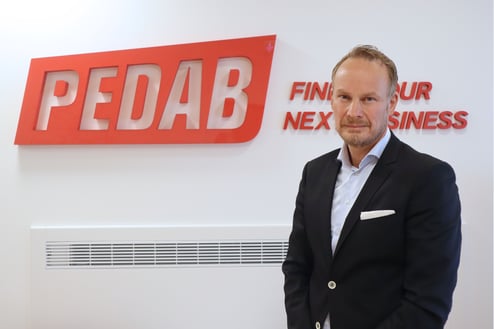 Kim Nordquelle foran hvit vegg med Pedab logo på.